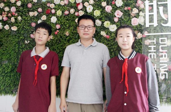 我与老师合张影 (42)